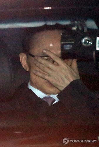 Ảnh: Hàn Quốc bắt khẩn cấp cựu Tổng thống Lee Myung-bak lúc nửa đêm